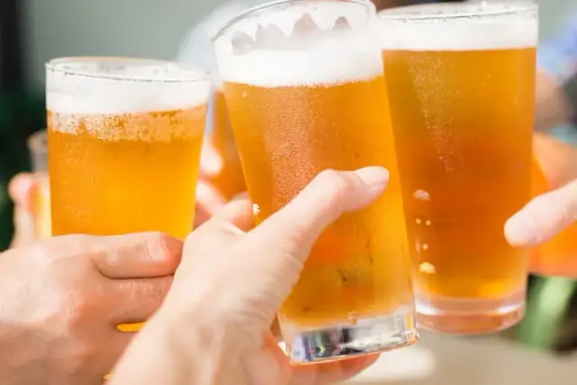Piwo bezalkoholowe ile kalorii? Zaskakujące różnice z tradycyjnym piwem