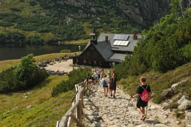Ile kosztuje nocleg w schronisku? Ceny, zniżki i porady na sezon