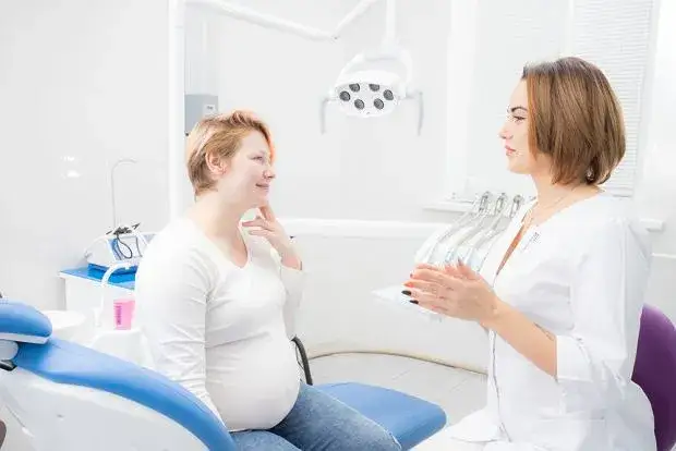 Ból dziąseł w ciąży: Bezpieczna ulga i kiedy do dentysty?