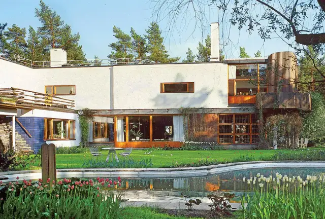 Villa Mairea, modernistyczna willa z basenem i ogrodem, otoczona sosnami.