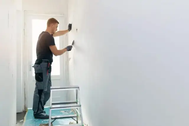 Ile biora malarze za malowanie? Sprawdź ceny i ukryte koszty