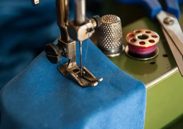 Jak zrobić gorset z bluzki DIY? Praktyczny poradnik krok po kroku