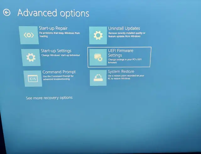 Ekran zaawansowanych opcji odzyskiwania systemu Windows. Widoczne opcje to: Naprawa systemu, Odinstaluj aktualizacje, Ustawienia uruchamiania, Ustawienia oprogramowania układowego UEFI (BIOS), Wiersz polecenia i Przywracanie systemu.