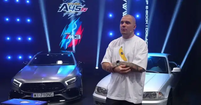 Mężczyzna w koszulce z bananem stoi między Mercedesem A45 a BMW M3.