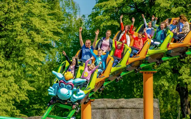 Do której jest czynna Energylandia i jak dostosowuje godziny otwarcia