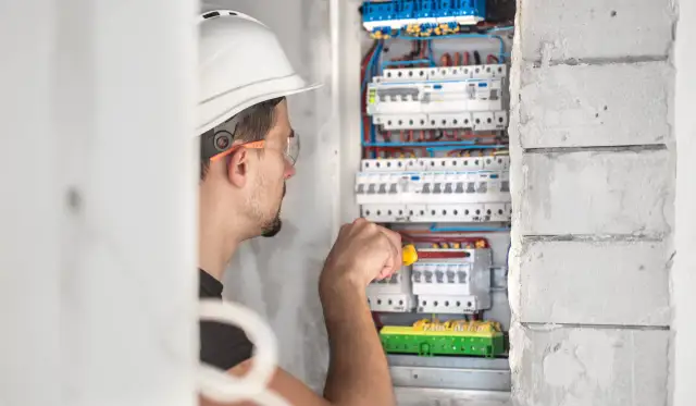 Ile zarabia elektryk w Szwecji? Poznaj zaskakujące wynagrodzenia