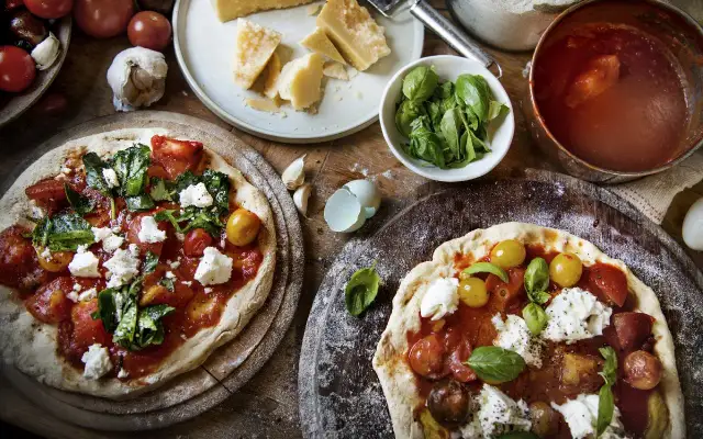 Dwie pizze margherita z pomidorami, mozzarellą i bazylią. Zastanawiasz się, ile kalorii ma pizza margherita?
