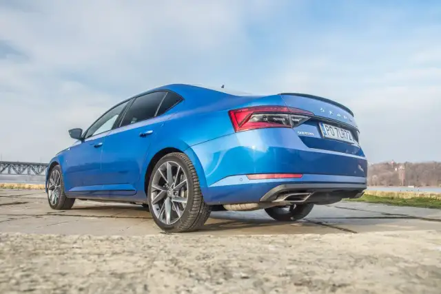 Niebieska Skoda Superb z dieslem, zaparkowana nad wodą. Czy to ostatnie lata diesla w Europie?