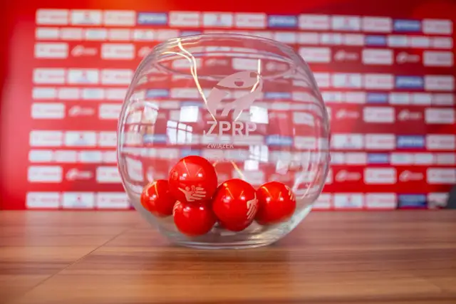 Szklana kula z logo ZPRP i czerwonymi kulkami, gotowa do losowania **pucharu polski piłka ręczna**.