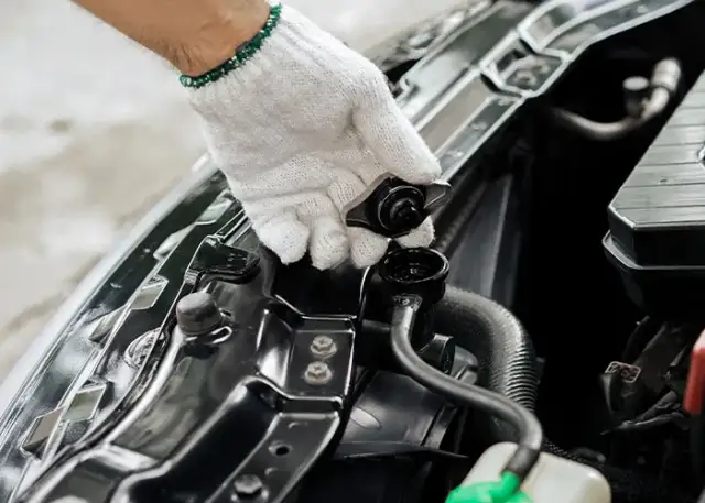 Uszkodzony korek chłodnicy objawy BMW – jak uniknąć przegrzania silnika