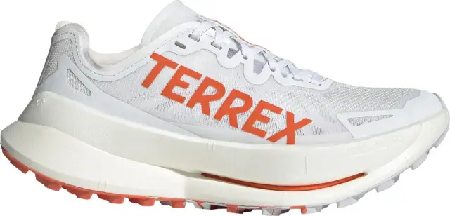 Weißer Adidas Terrex Laufschuh mit orangefarbenem Logo und Profilsohle.