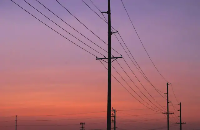Jak skutecznie pozbyć się słupa energetycznego na działce?
