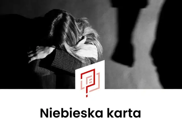 Ciemna sylwetka kobiety skulonej w bólu, cień mężczyzny obok. Co to niebieska karta? Symbol pomocy ofiarom przemocy.