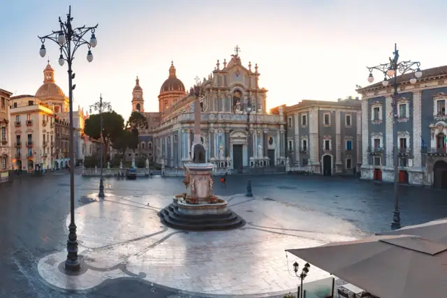Piazza del Duomo w Katanii o wschodzie słońca. Czy w Katanii jest bezpiecznie? Tak, plac wygląda na spokojny i pusty.