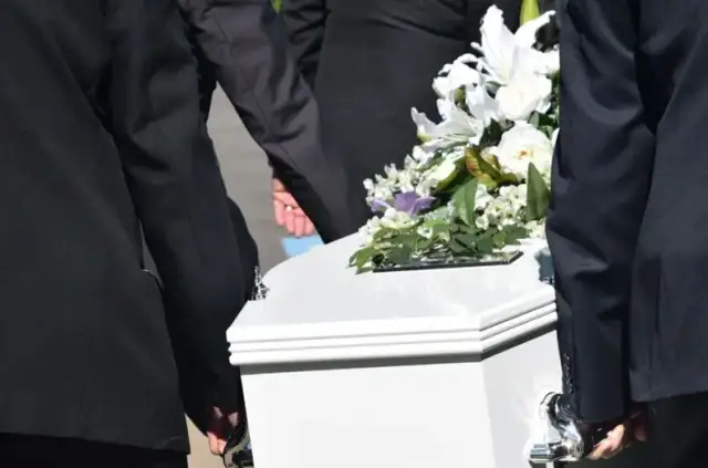 Ile kosztuje pogrzeb świecki? Poznaj ukryte wydatki i oszczędności