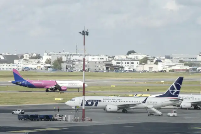 Samolot Wizzair i LOT na płycie lotniska.