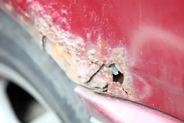 Rdza w samochodzie? Wybierz najlepszą farbę i zapomnij o problemie