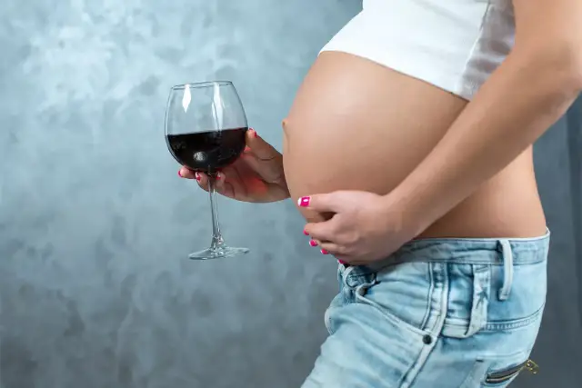 Czy po alkoholu można zajść w ciążę? Sprawdź, co musisz wiedzieć
