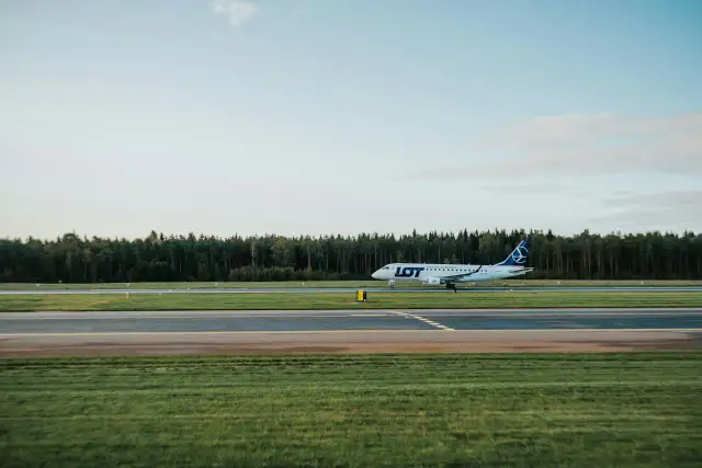 Samolot LOT na pasie startowym. Idealny moment, kiedy być na lotnisku i obserwować starty i lądowania.