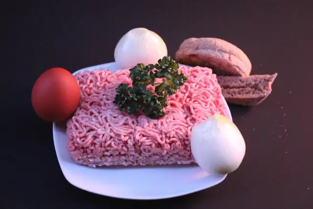 Authentisches Mett: Welche Gewürze gehören wirklich hinein?