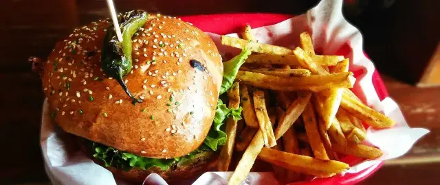 Ile kalorii ma Jalapeno Burger? Sprawdź kaloryczność i triki!