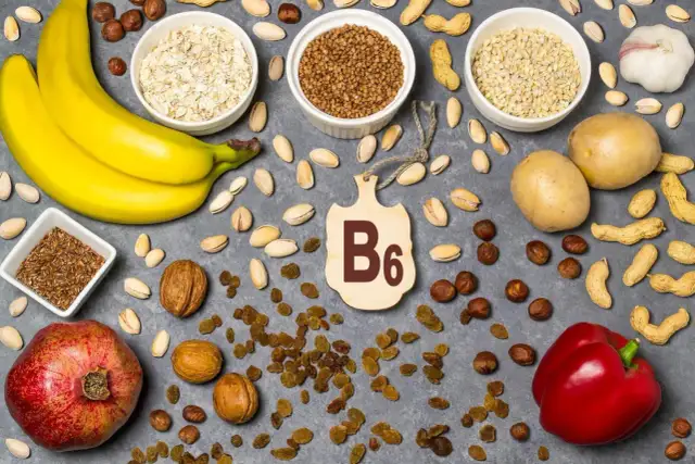 Banan, ziemniaki, papryka, granat, orzechy, rodzynki i płatki owsiane – produkty bogate w witaminę B6.