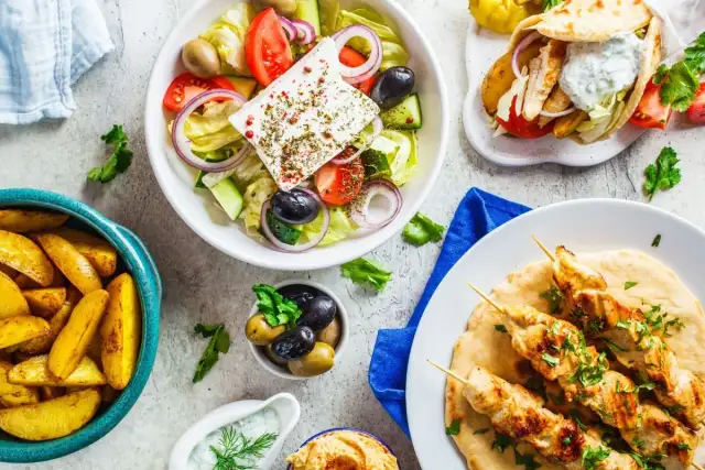 Greckie souvlaki - Czym różni się od gyrosa i jak jeść jak lokalny?