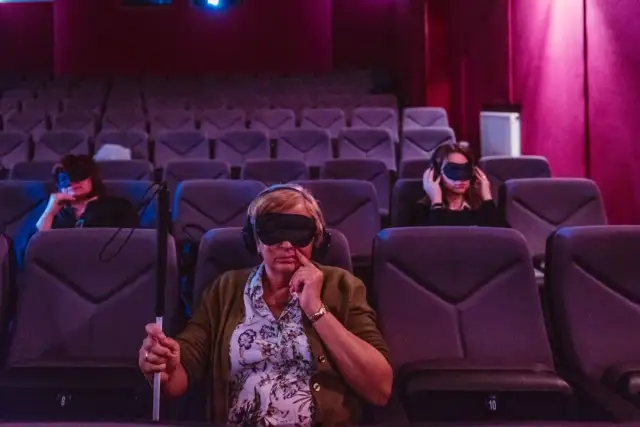 Filmy z audiodeskrypcją dla niewidomych - najlepsze platformy i tytuły