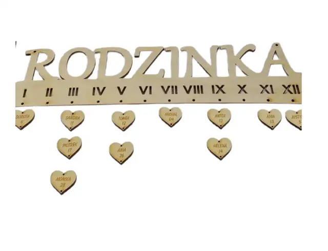 Drewniana tablica "Rodzinka" z serduszkami na imieniny, np. imieniny Nadii. Widoczne imiona: Dorota, Sandra, Tomek, Michał, Antek, Ania, Justyna, Piotrek, Ania, Helena, Monika.