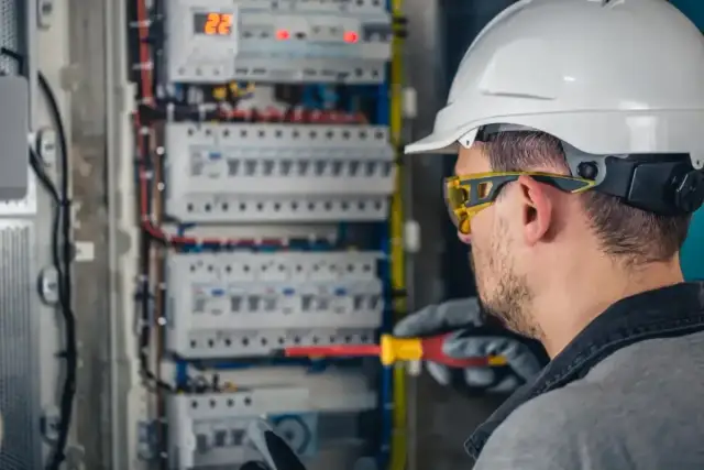Ile zarabia elektryk - Sprawdź realne stawki i jak zarobić więcej