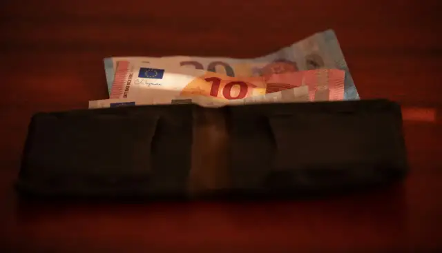 Ile zarabia opiekunka osoby starszej w Polsce? Nie daj się oszukać!