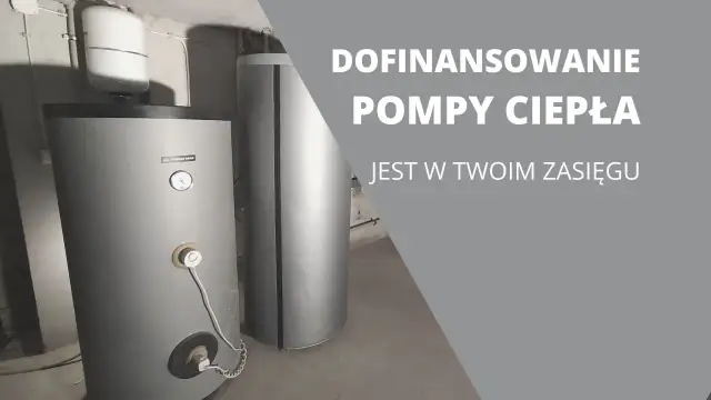 Dwa bojlery, jeden z nich z pompą ciepła, w pomieszczeniu technicznym.