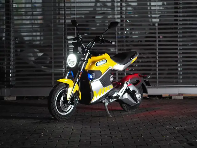 Żółty, nowoczesny motocykl, idealny jako motocykl dla 50 latka. Stylowy design i elektryczne napędy.