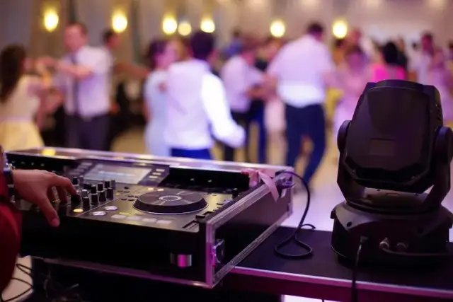 Ile kosztuje DJ na wesele? Ceny 2026 i czynniki wpływające