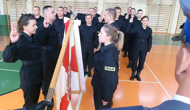 Nowi policjanci składają ślubowanie. To początek ich służby, ważny moment w karierze.