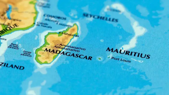 Mapa świata z zaznaczonym Madagaskarem i Mauritiusem na Oceanie Indyjskim.