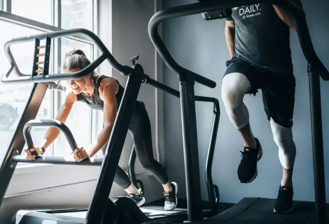 Ile kalorii spala trening siłowy? Prawda o EPOC i metabolizmie