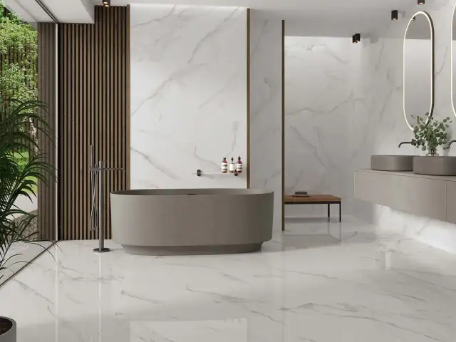 Elegante baño con bañera independiente, lavabos dobles y paredes de mármol. Un oasis de **baños de lujo** con diseño moderno y detalles naturales.
