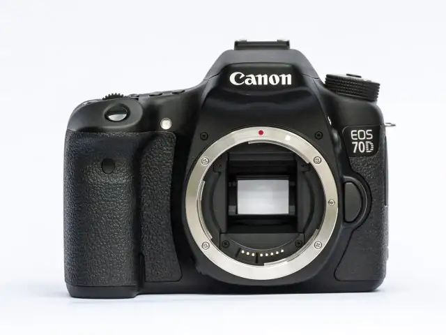 Czarna lustrzanka cyfrowa Canon EOS 70D bez obiektywu, widok z przodu.