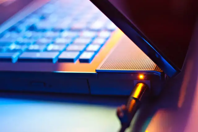 Jak postępować z nową baterią do laptopa, aby uniknąć problemów?