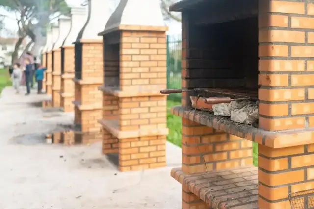 Jak skutecznie stosować zaprawę szamotową? Kluczowe wskazówki i techniki