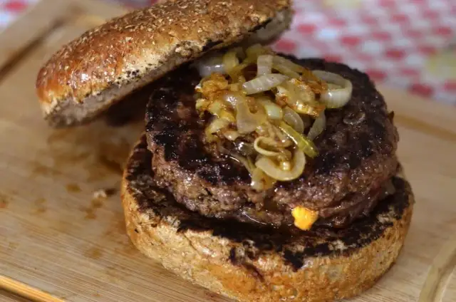 Jak przyprawić mięso do burgera, by zachwycić smakiem?
