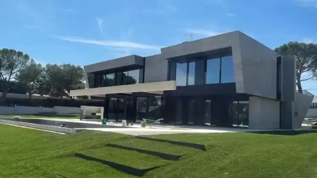 Moderna casa con piscina y jardín en Boadilla del Monte, un ejemplo de las mejores urbanizaciones de Boadilla del Monte.