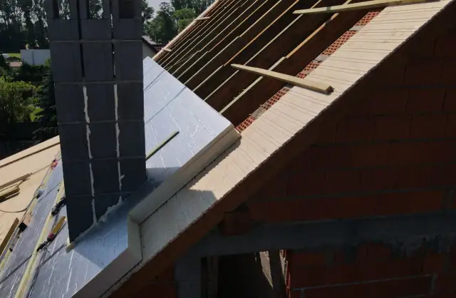 Płyty z poliuretanu PIR na dachu skośnym to świetny sposób na oszczędzanie. Grubość ocieplenia ma kluczowe znaczenie dla komfortu i rachunków.