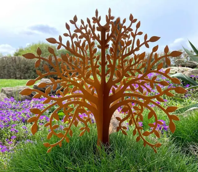 Rostige Skulpturen für den Garten: Trends, Kaufberatung & Pflege
