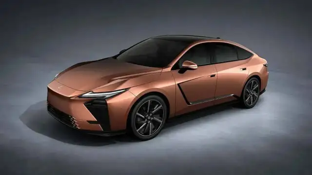 Miedziany Lexus ES 2026 z czarnym dachem i futurystycznymi światłami.