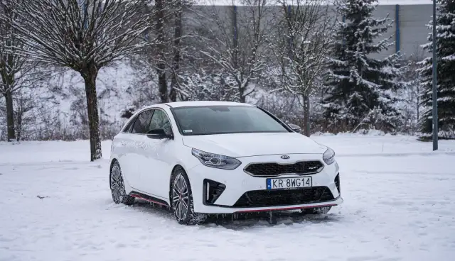 Biała Kia Ceed III GT na śniegu, gotowa na zimowe wyzwania.