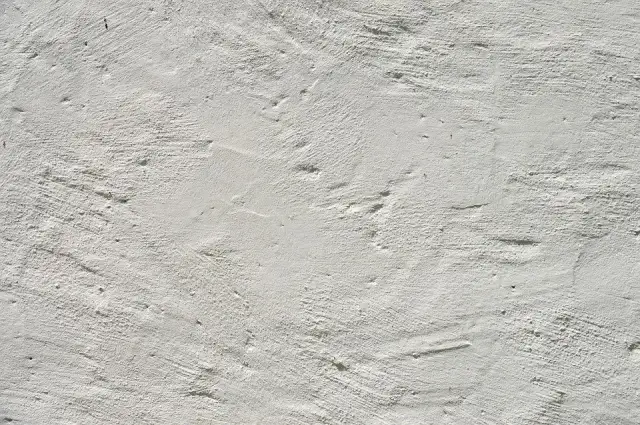Ile za tynki wewnętrzne? Poznaj ceny i ukryte koszty tynkowania