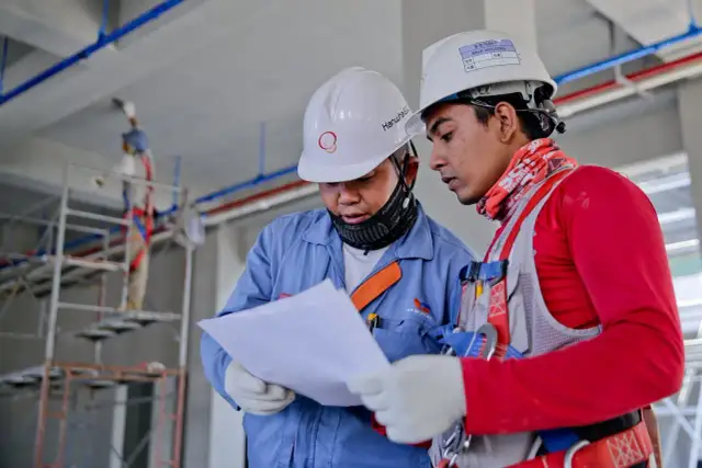 Samodzielna praca elektryka: Kiedy możesz pracować solo? Uprawnienia i BHP