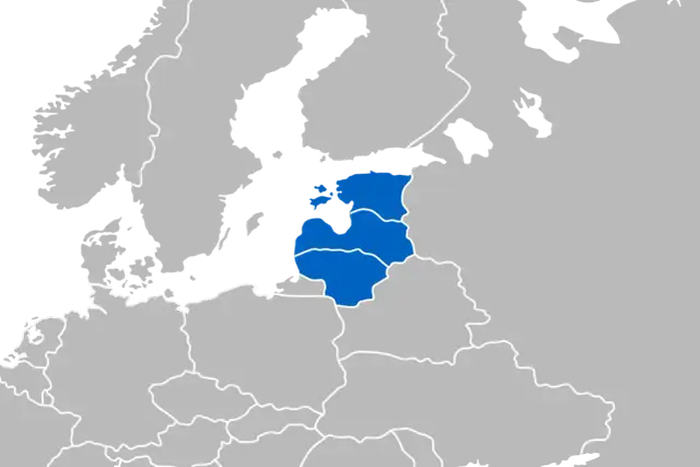 Mapa Europy z zaznaczonymi na niebiesko krajami bałtyckimi: Estonią, Łotwą i Litwą.
